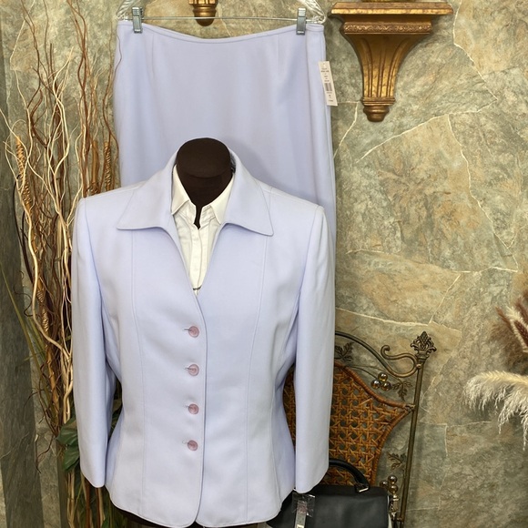 Tahari 🌹stunning lavender lilac suit jacket coat blazer and skirt suit set